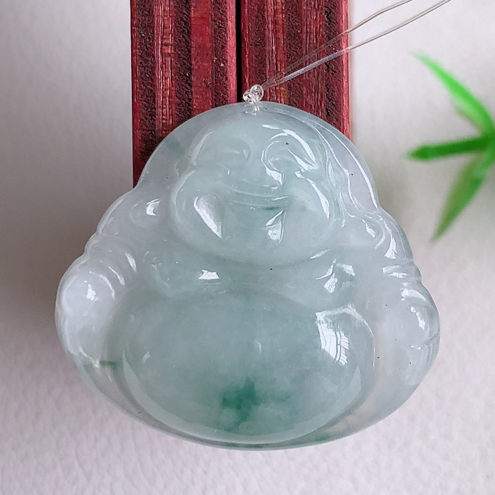 冰润飘花佛公挂件 玉质细腻  精雕弥勒佛，笑佛福耳垂肩，面相喜庆，开怀大笑，憨态可掬。惟妙惟肖，寓意