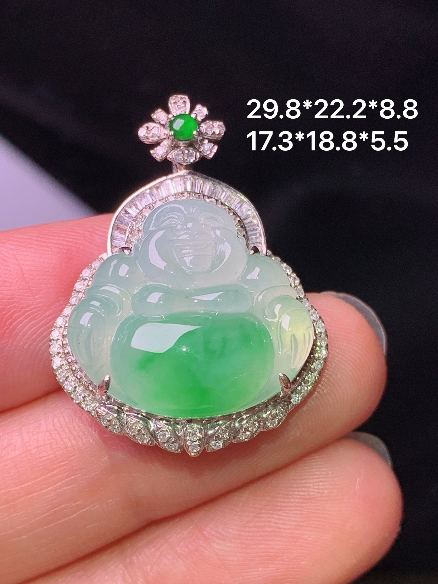 18k金钻镶嵌飘绿佛公吊坠 玉质细腻 色泽艳丽清新 水润亮眼 整体尺寸29.8*22.2*8.8f3