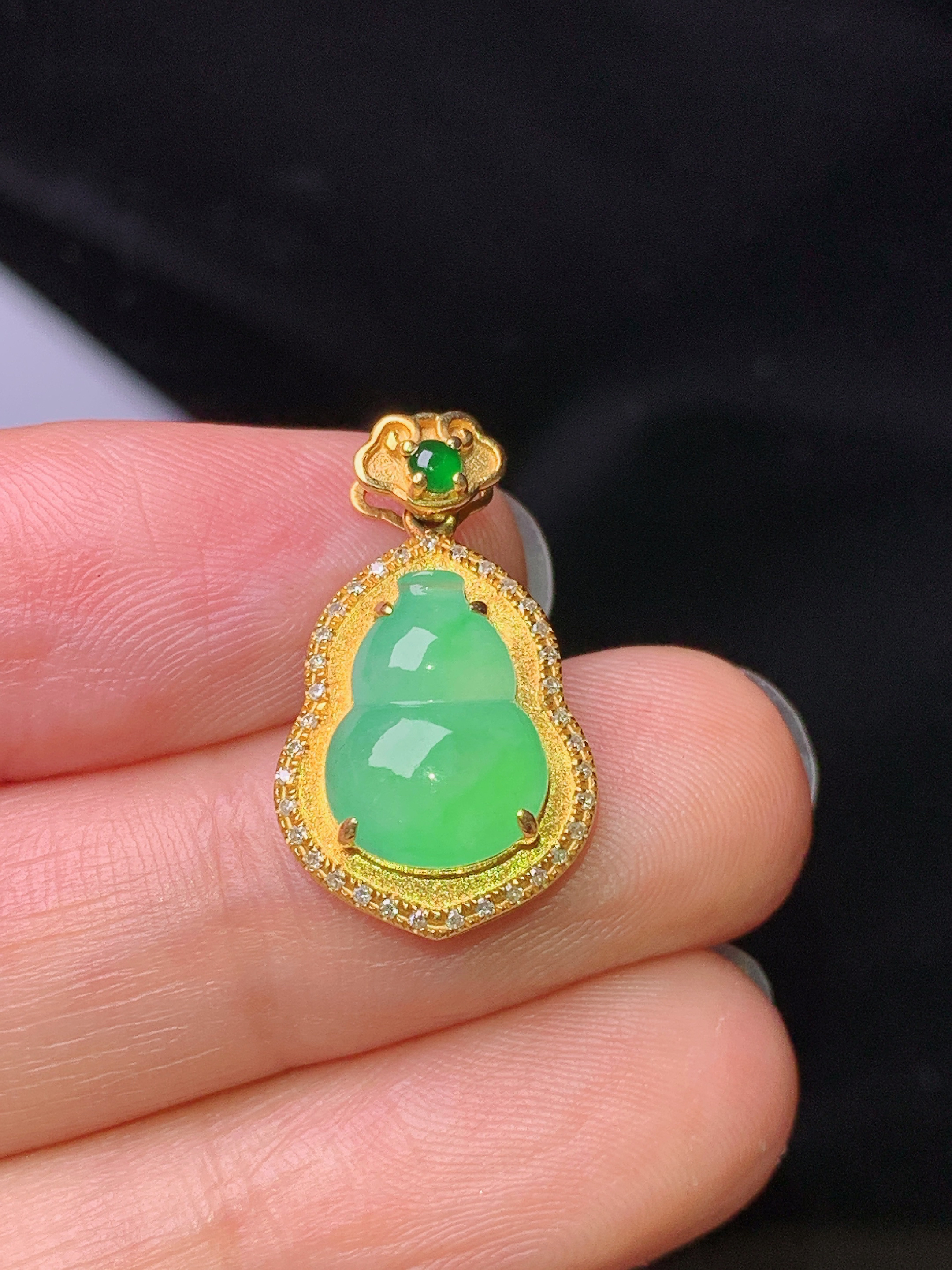18k金钻镶嵌翠绿葫芦吊坠 玉质细腻 色泽艳丽清新 水润亮眼 整体尺寸21*12.5*6c1