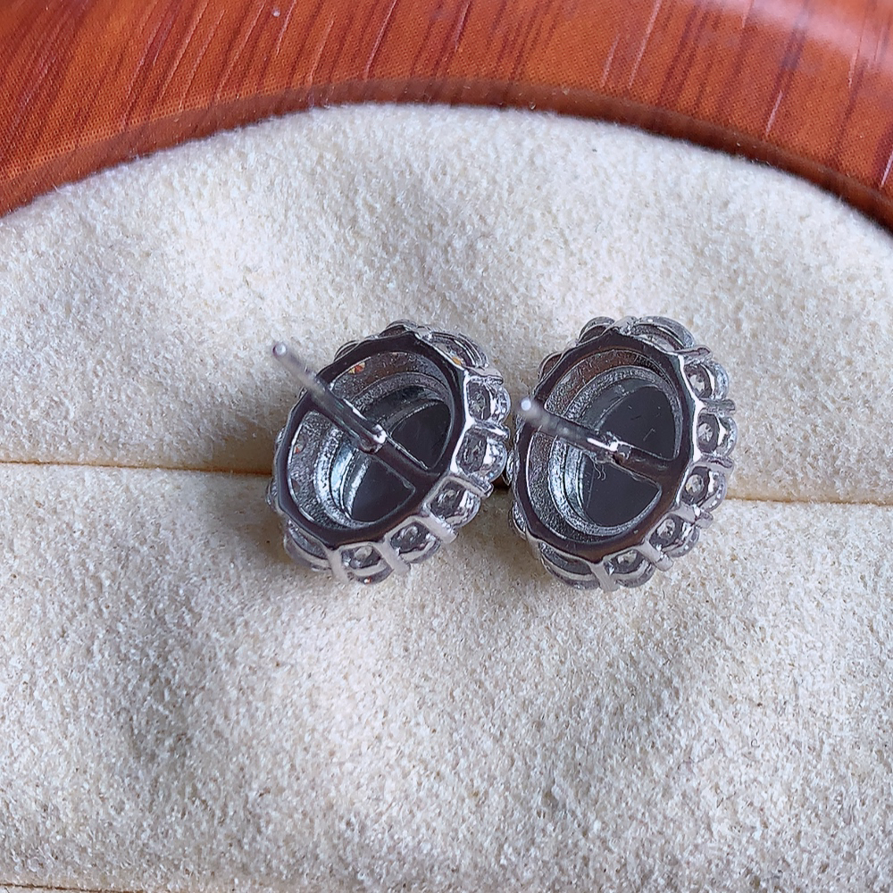 冰满绿翡翠925银镶嵌耳钉，自然光实拍，翠色灵动，颜色漂亮，种老水足，品相佳，佩戴佳品！W815.21  取一整体尺寸：12-10-5.5mm  裸石尺寸：8-6mm