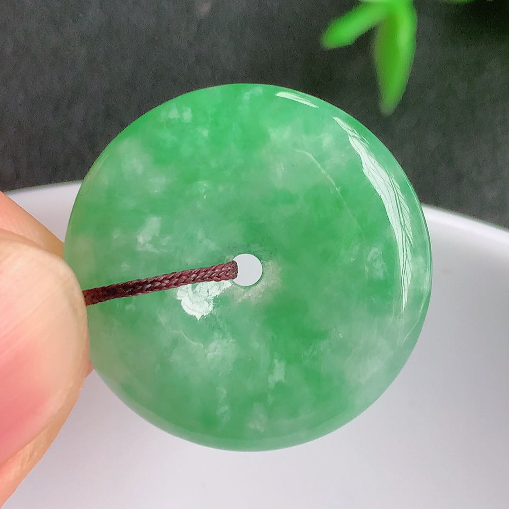 冰润满绿平安扣吊坠，厚装饱满，冰润剔透，细腻水足，种质润泽，飘花灵动，佩戴优雅大气，W42.21   尺寸：22.8-4.5mm