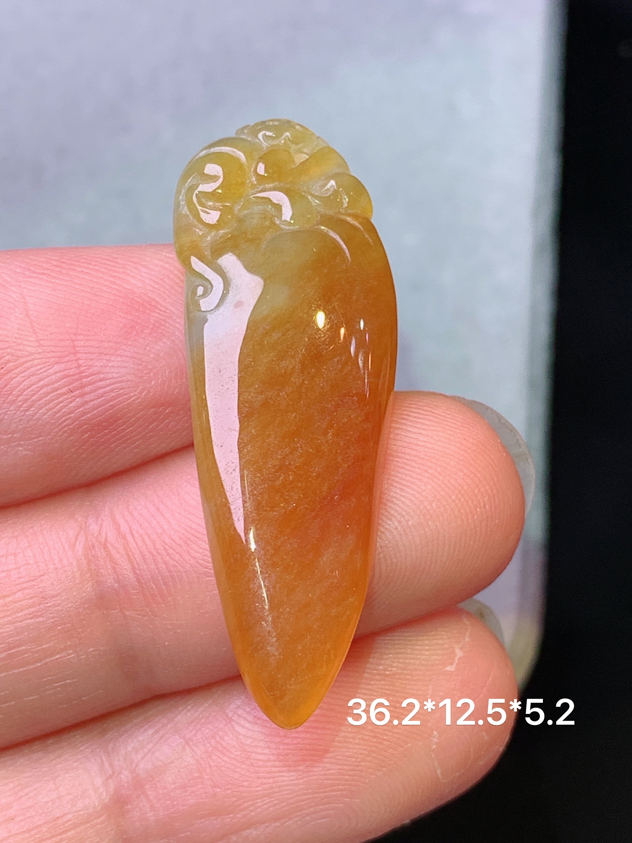 黄翡福瓜吊坠 玉质细腻 色泽艳丽清新 水润亮眼 整体尺寸36.2*12.5*5.2z1