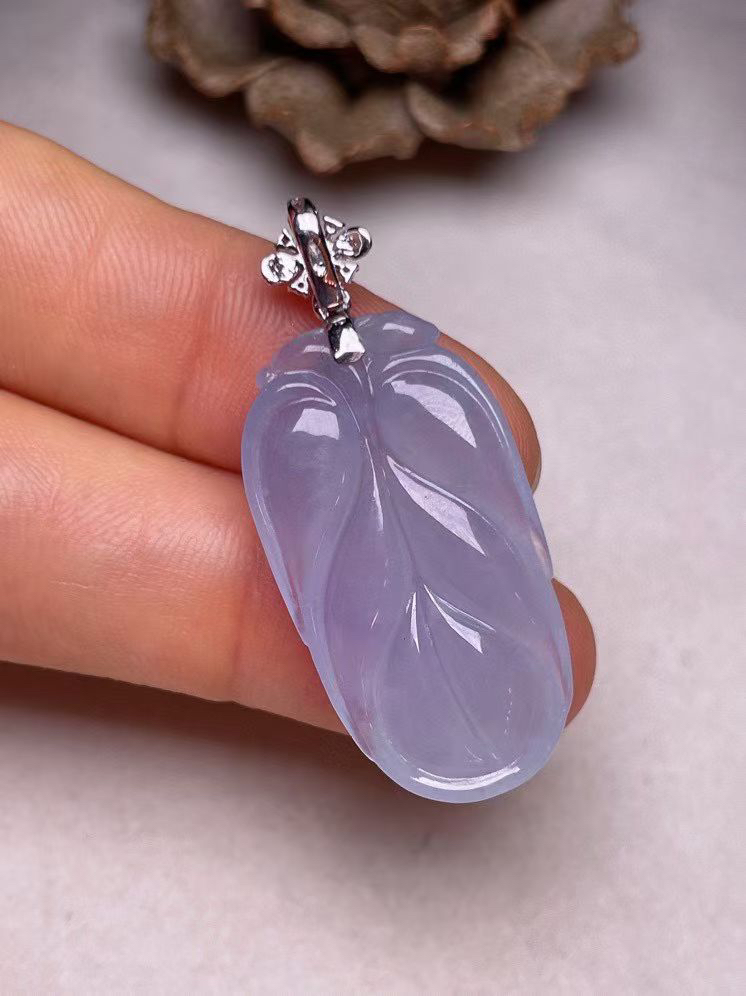 冰种淡紫叶子吊坠、真金真钻镶嵌，种水好，玉质细腻 .裸石尺寸 30.0*16.0