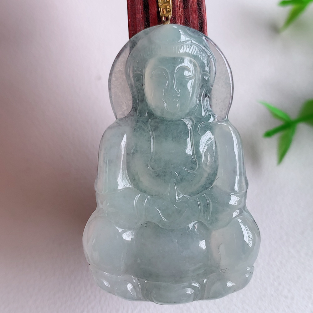 18k金扣冰润精雕观音吊坠，法相端庄大气，工艺精湛，种色浓郁，细腻饱满冰润，种老水足，收藏佳品，佩戴