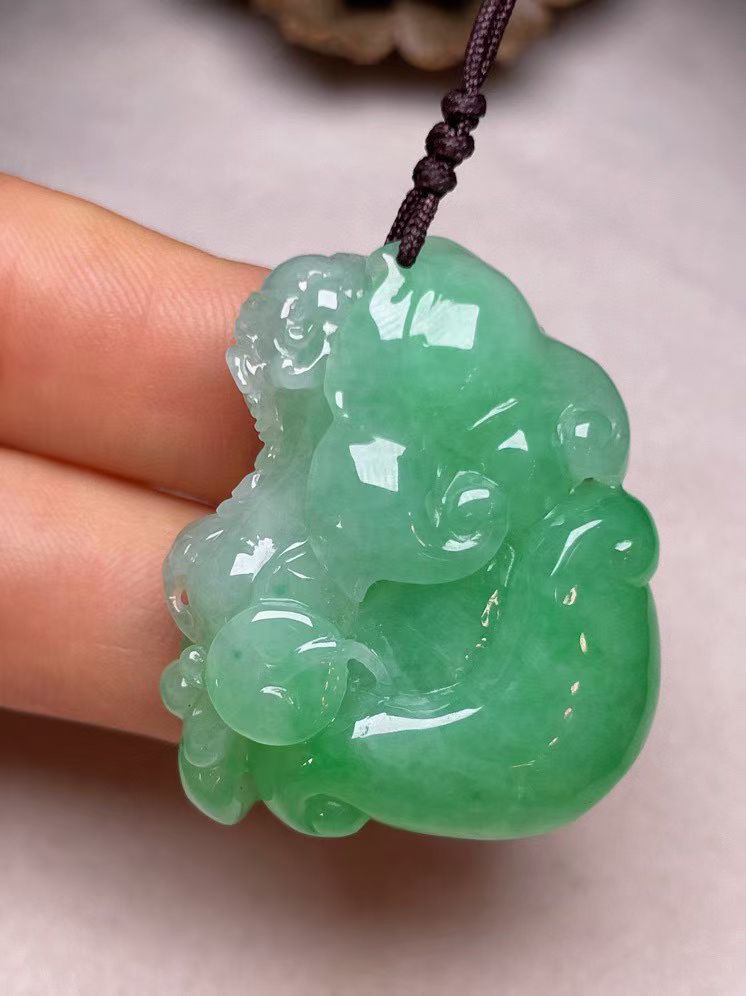 冰糯种阳绿【招财貔貅】吊坠、种水好，玉质细腻 ，卖相好.