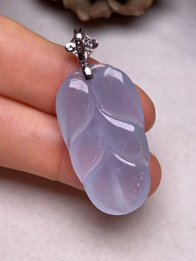 冰种淡紫叶子吊坠、真金真钻镶嵌，种水好，玉质细腻 .裸石尺寸 33.0*17.7