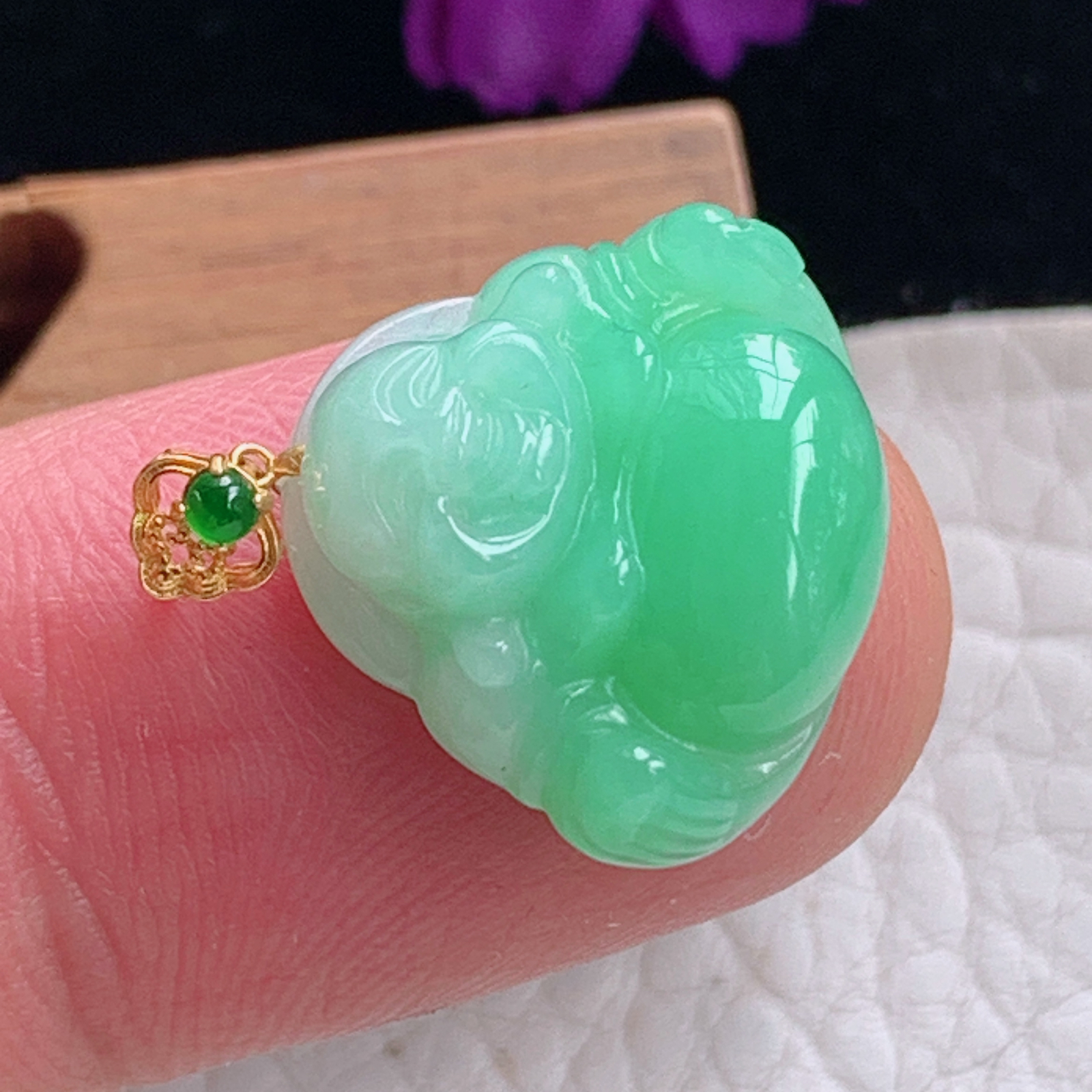 zz3实拍15.6*18.3*5.8缅甸翡翠满绿小佛公吊坠 精美豆绿弥勒佛镶金锁骨坠