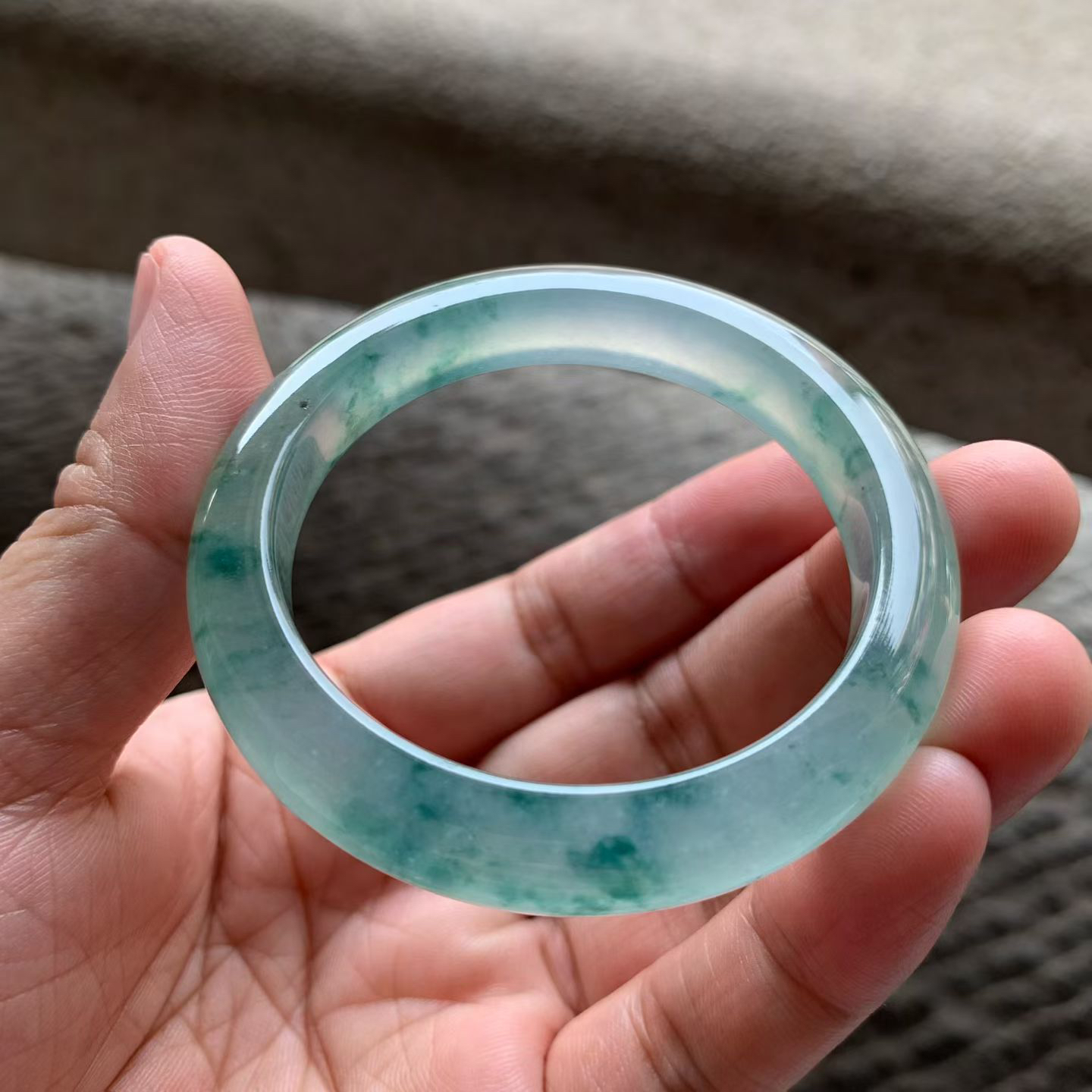 冰紫底飘花正圈手镯尺寸52.8*12*8.5 老坑种水，冰莹透亮，水润光泽，起光起胶，紫色柔和，一抹花色点缀，不张扬却有层次，上手低调显贵！