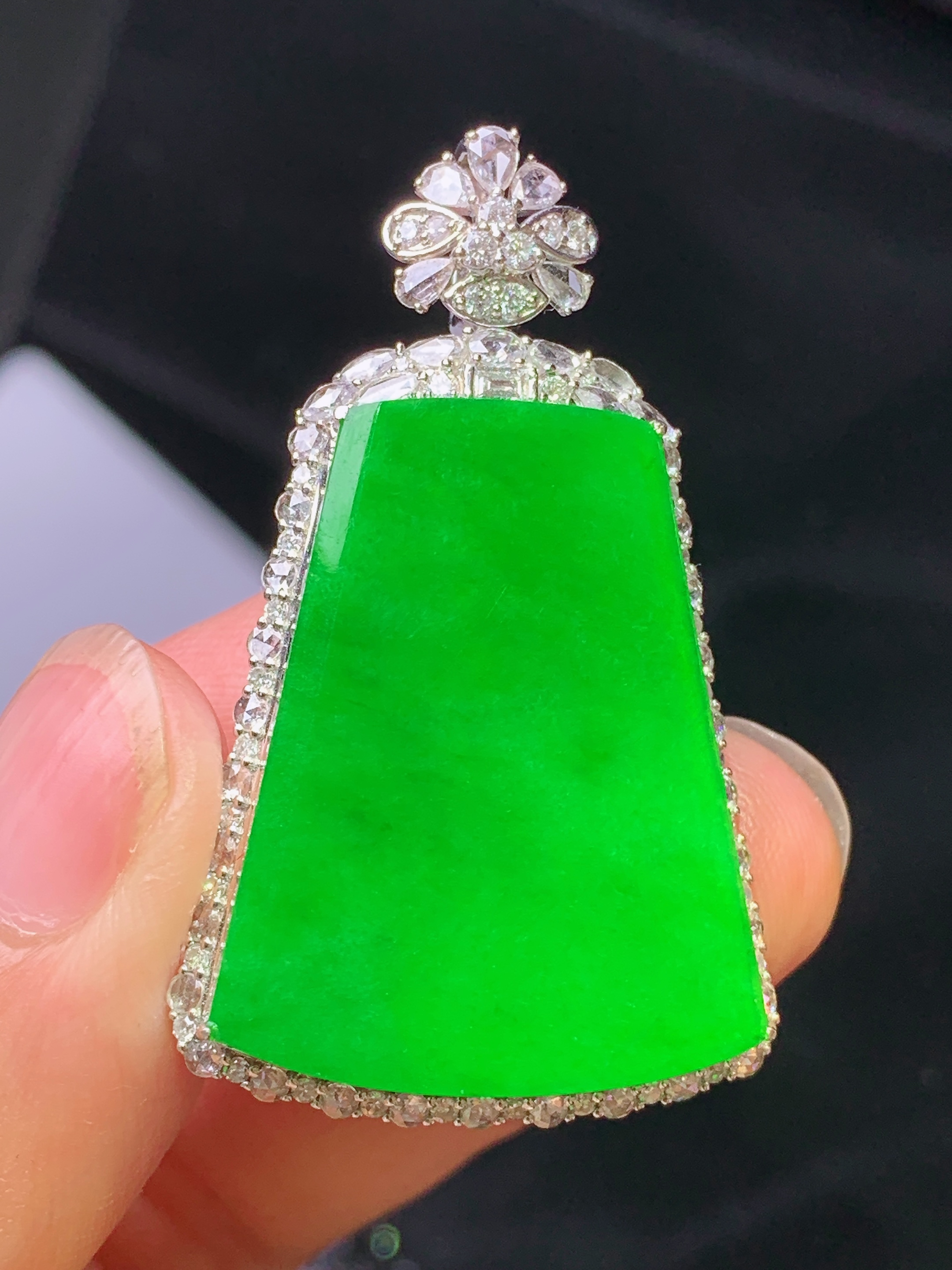 18k金钻镶嵌满绿无事牌吊坠 玉质细腻 色泽艳丽清新 水润亮眼 整体尺寸43.2*26.2*9.6f