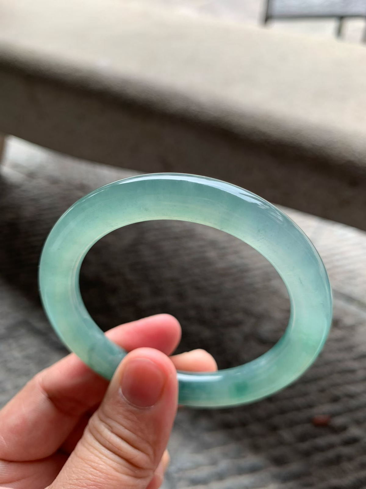 冰飘花圆条手镯，尺寸55*10*10老种通透，水头充盈，胶感十足，色泽低调，静谧深邃！