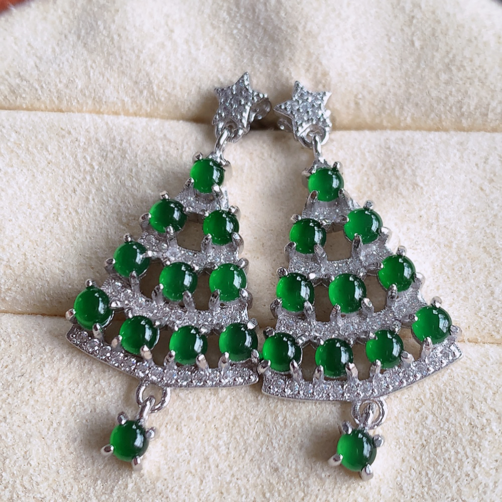 冰满绿翡翠925银镶嵌耳坠，自然光实拍，翠色灵动，颜色漂亮，种老水足，品相佳，佩戴佳品！W815.21  取一整体尺寸：32.8-16-4mm  裸石尺寸：3mm