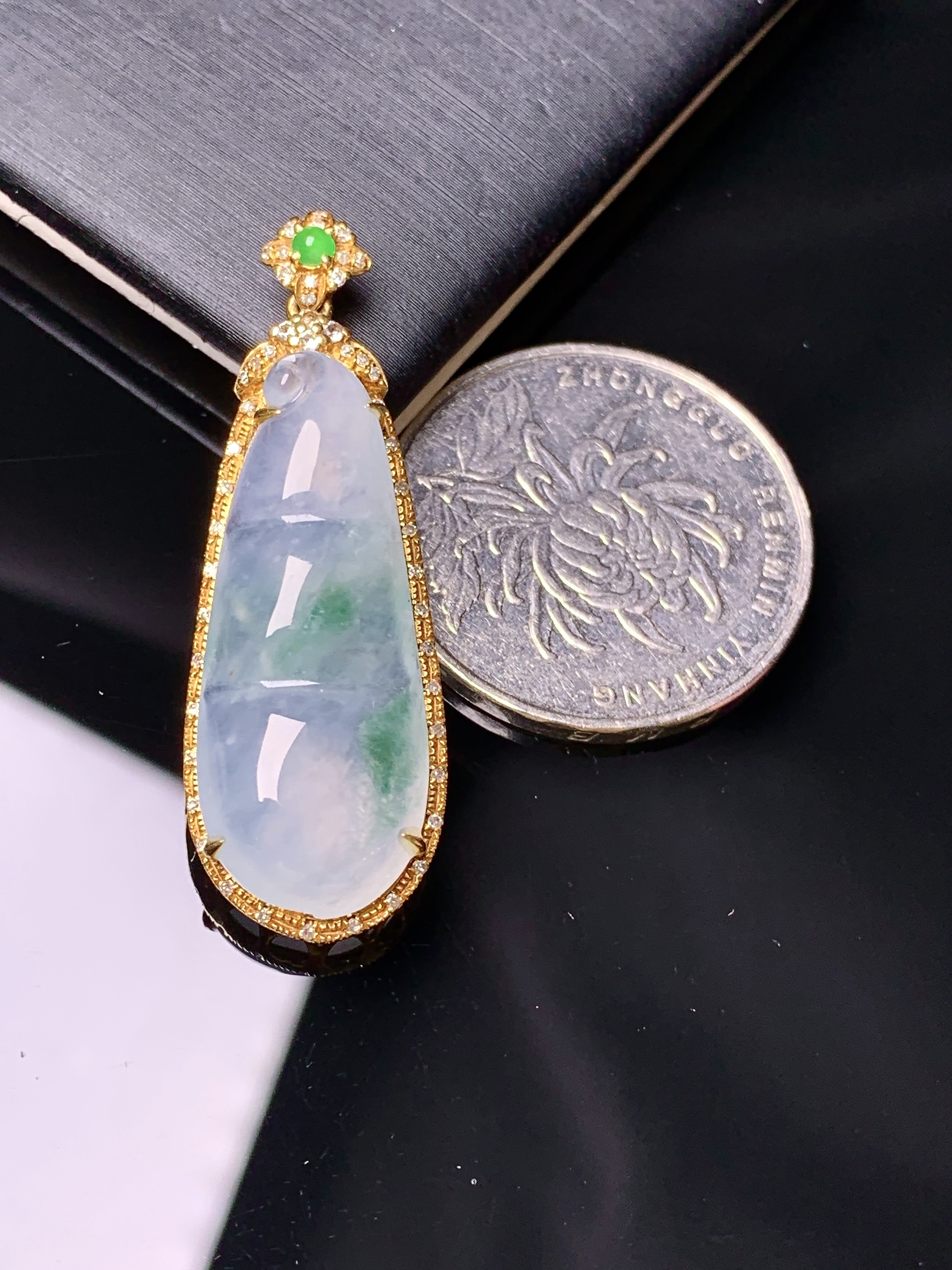 18k金钻镶嵌冰种四季豆吊坠 玉质细腻 色泽艳丽清新 水润亮眼 整体尺寸39.5*13.5*7.6yz