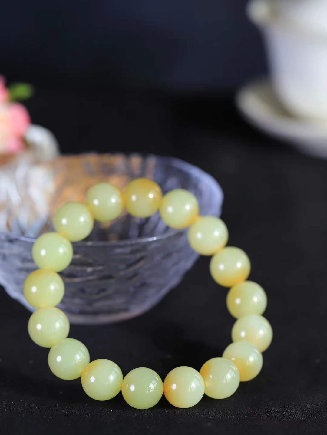 【珠圆玉润.手串】

精品️和田玉糖白玉珠圆玉润手串 玉质温润细腻  整串打磨圆润，佩戴舒适。珠珠落玉盘，间关莺语花底滑，一生美好时光，无论身在何处，都有它相伴相守。事事顺遂，幸福美满，吉祥如意。重45.6克 尺寸取一12mm FDT-16352213