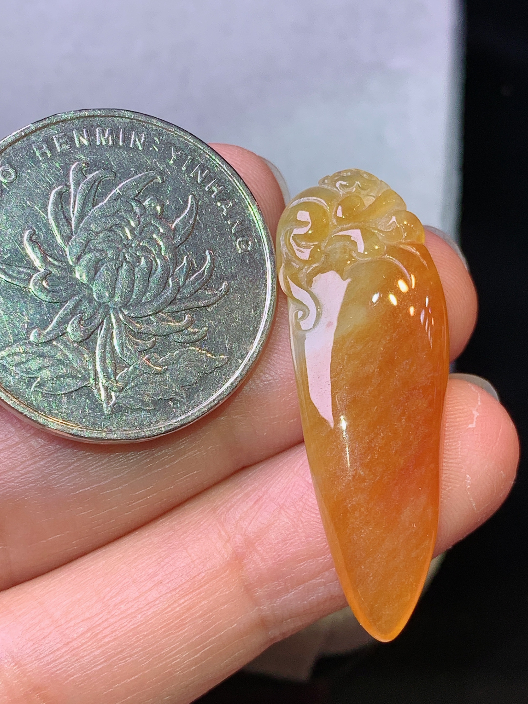 黄翡福瓜吊坠 玉质细腻 色泽艳丽清新 水润亮眼 整体尺寸36.2*12.5*5.2z1