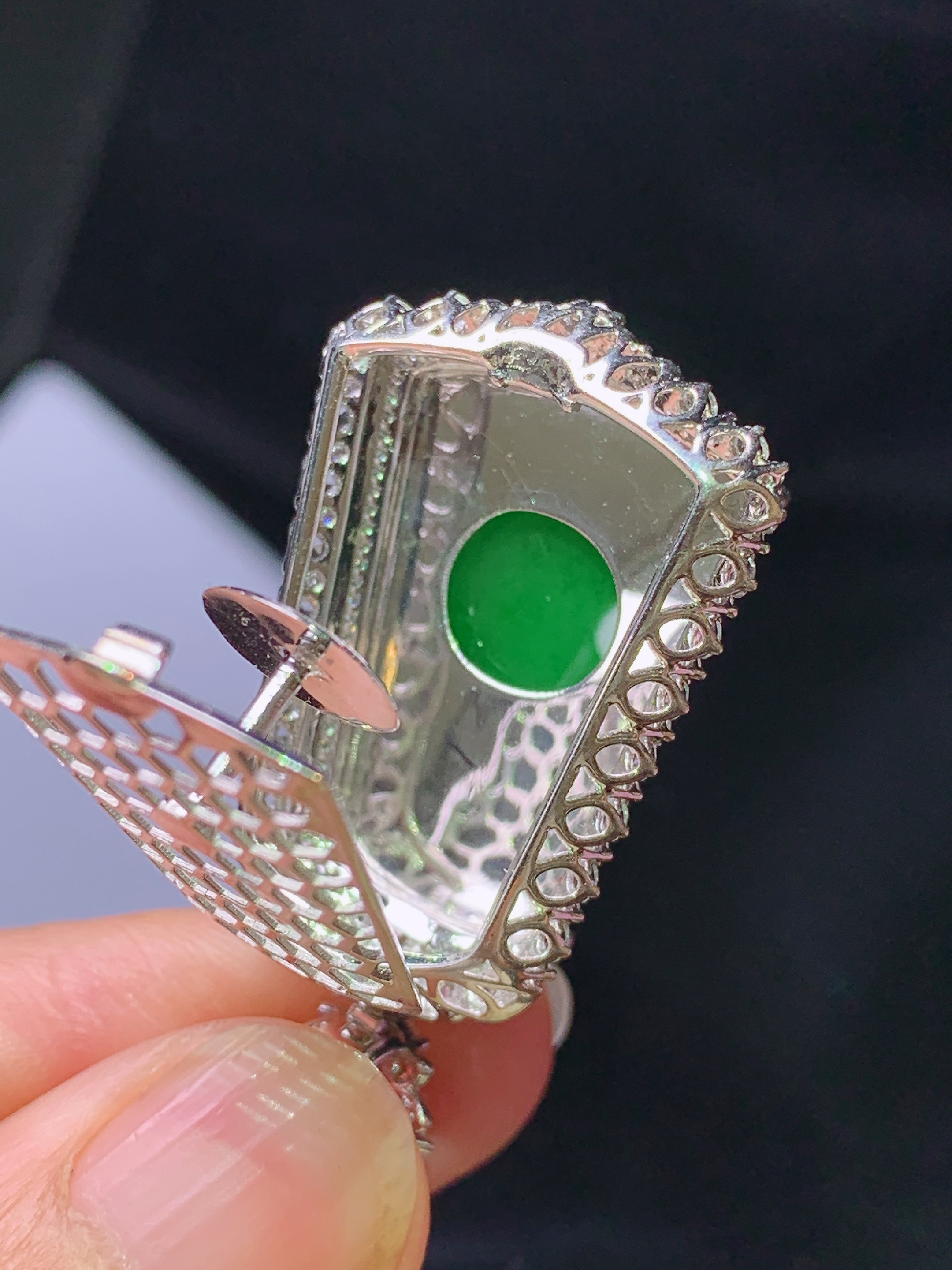 18k金钻镶嵌翠绿无事牌吊坠 玉质细腻 色泽艳丽清新 水润亮眼 整体尺寸41*22.3*11.3h2