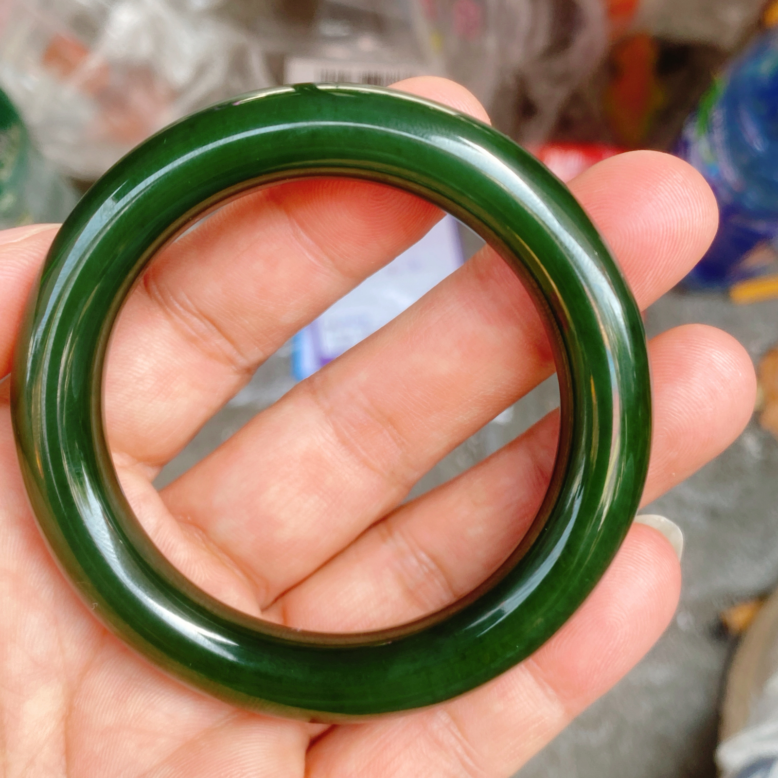 自然光实拍和田玉7号老坑红皮老料菠菜绿52圆条手镯肉质温润细腻 油润如凝脂。无裂无杂圈口52/11.2