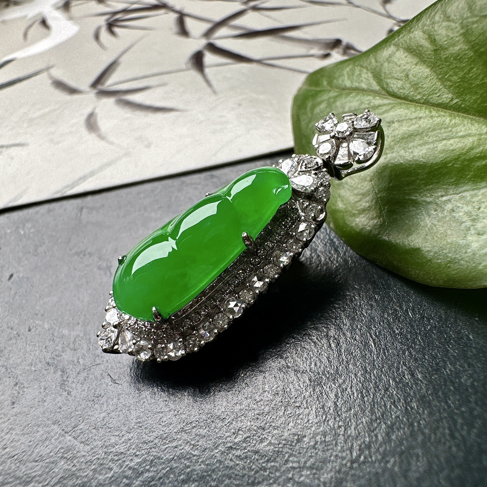 【冰种满绿福豆吊坠】种地上乘，冰感十足，通透起光，饱满圆润，收藏品质，18k金钻镶嵌，裸石尺寸18.6*8.3*3.6毫米