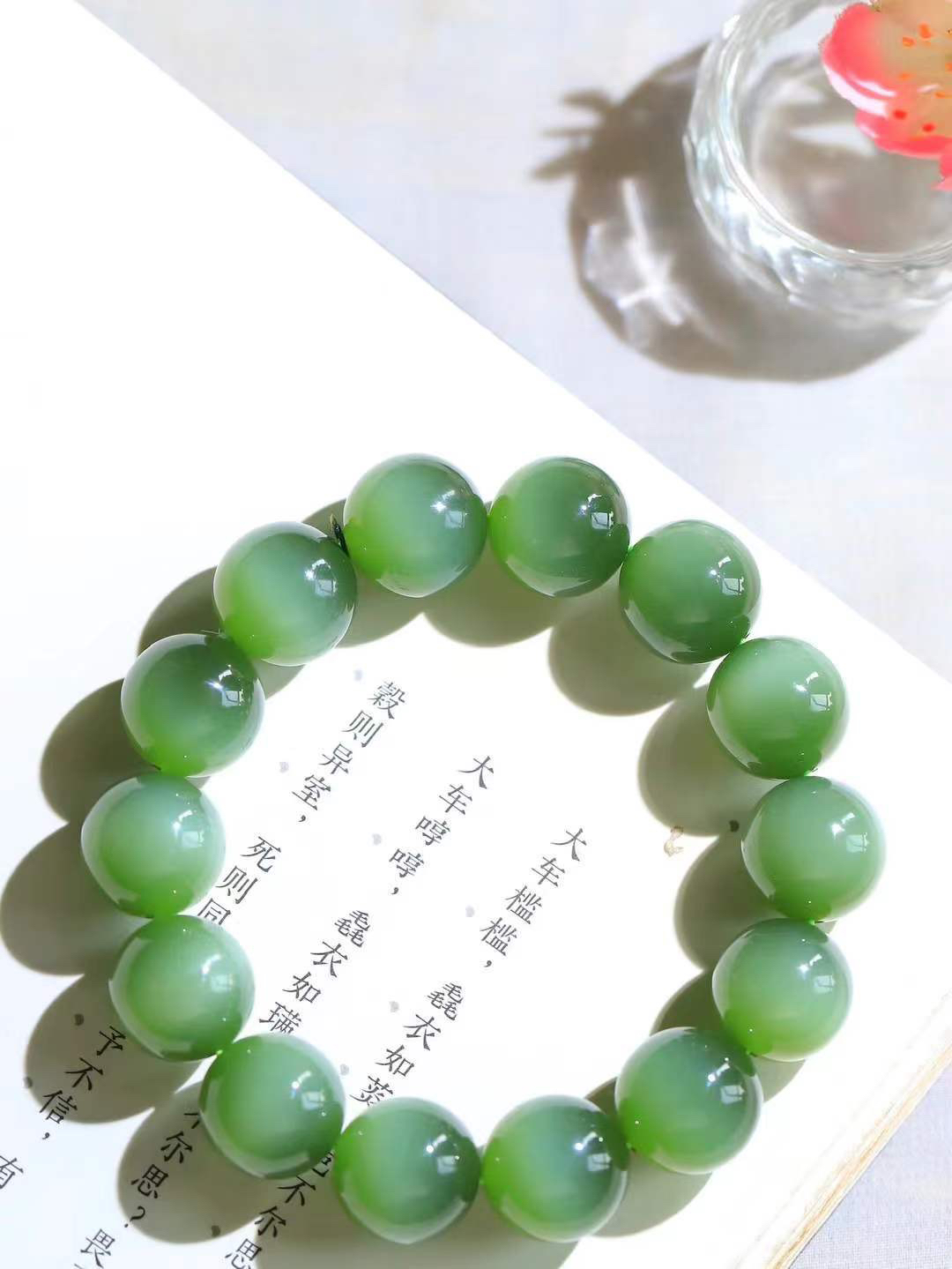 【珠圆玉润.手串】

精品和田玉碧玉猫眼珠圆玉润手串 玉质温润细腻  整串打磨圆润，佩戴舒适。珠珠落玉盘，间关莺语花底滑，一生美好时光，无论身在何处，都有它相伴相守。事事顺遂，幸福美满，吉祥如意。重72.5克 尺寸取一15mm FDL-16302200