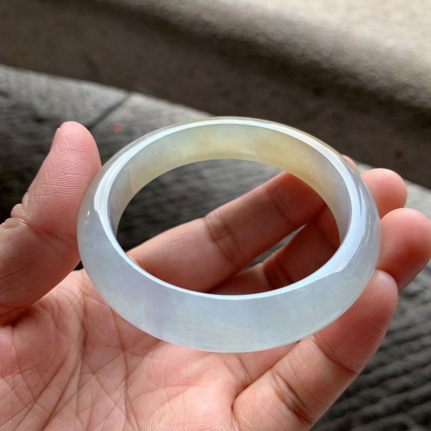 老坑蜜糖黄翡正圈手镯尺寸54*12.5*8 老坑种水，清透冰润，胶感十足，色泽温润柔和，上手贵气百搭！