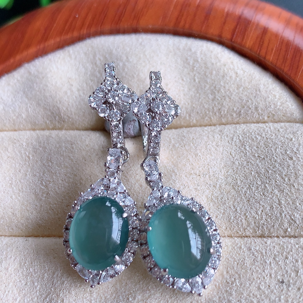 冰晴水翡翠925银镶嵌耳钉，自然光实拍，翠色灵动，颜色漂亮，种老水足，品相佳，佩戴佳品！W815.2