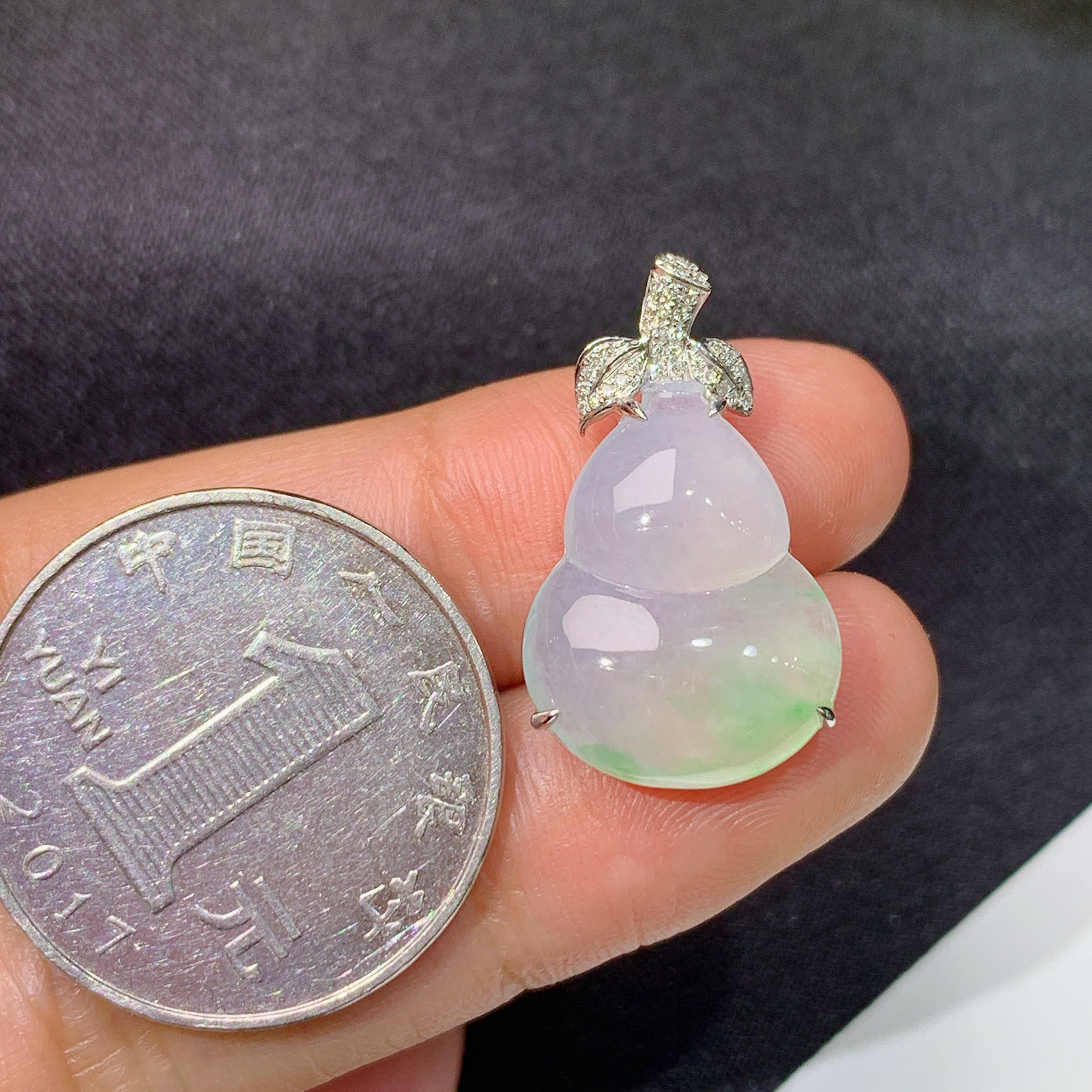 冰种飘绿葫芦吊坠，18k金镶嵌，冰润饱满，玉质细腻，种水好，cy整体尺寸24.1*14.2*6.7