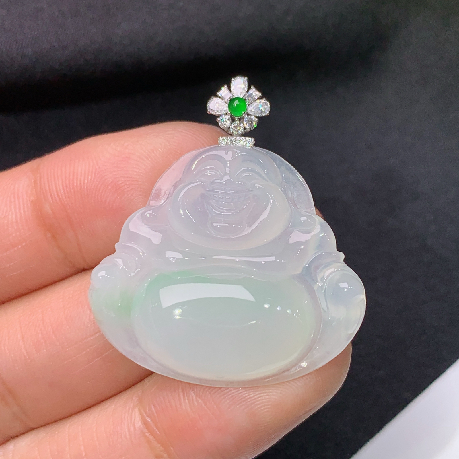 冰种底色笑佛吊坠，18k金镶嵌，冰润细腻，品相好，Xky整体尺寸34.2*30*5.9