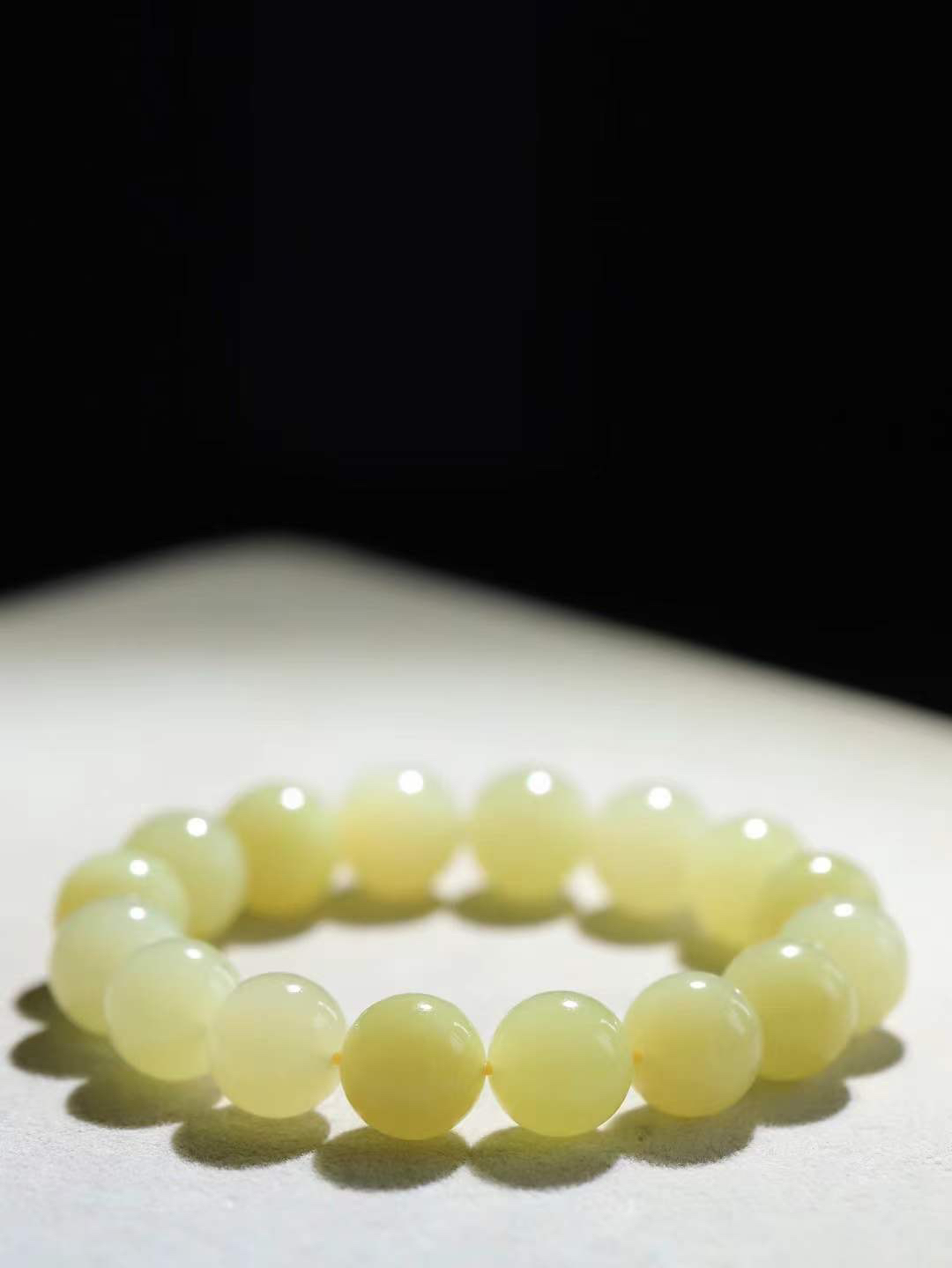 【珠圆玉润.手串】

精品️和田玉黄口珠圆玉润手串 玉质温润细腻  整串打磨圆润，佩戴舒适。珠珠落玉盘，间关莺语花底滑，一生美好时光，无论身在何处，都有它相伴相守。事事顺遂，幸福美满，吉祥如意。重43.2克 尺寸取一12mm  FDA-22362233