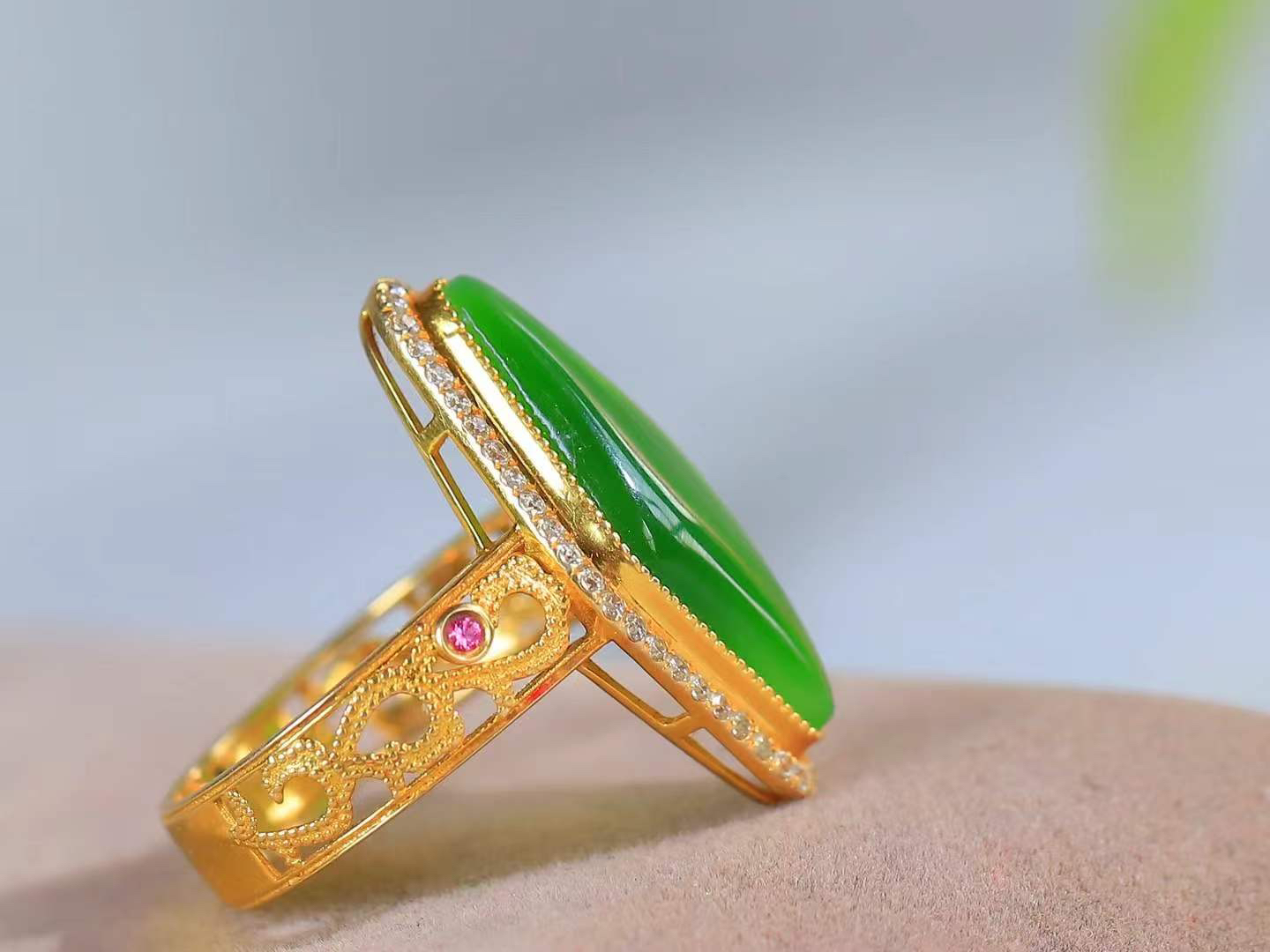 【金镶玉.戒指】

精品和田玉碧玉猫眼18k金镶嵌戒指 玉质细腻温润 油性十足 ，不论时光如何流转变化，这枚戒指始终闪耀着最初的光芒。精工镶嵌18K金 （保真金 可检测贵金属18K金） 重3.9克 尺寸17-21.4-11mm 78372255A吧