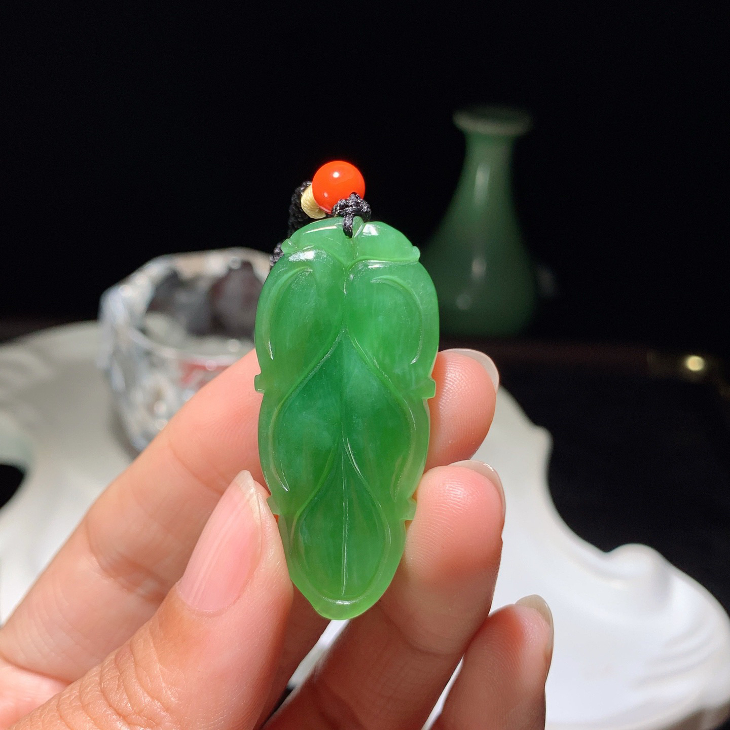 和田玉阳绿俄罗斯碧玉金枝玉叶挂件 尺寸45/20/8重14.8克 玉质细腻油润 底色纯净 脂粉好，品质好。lt260323