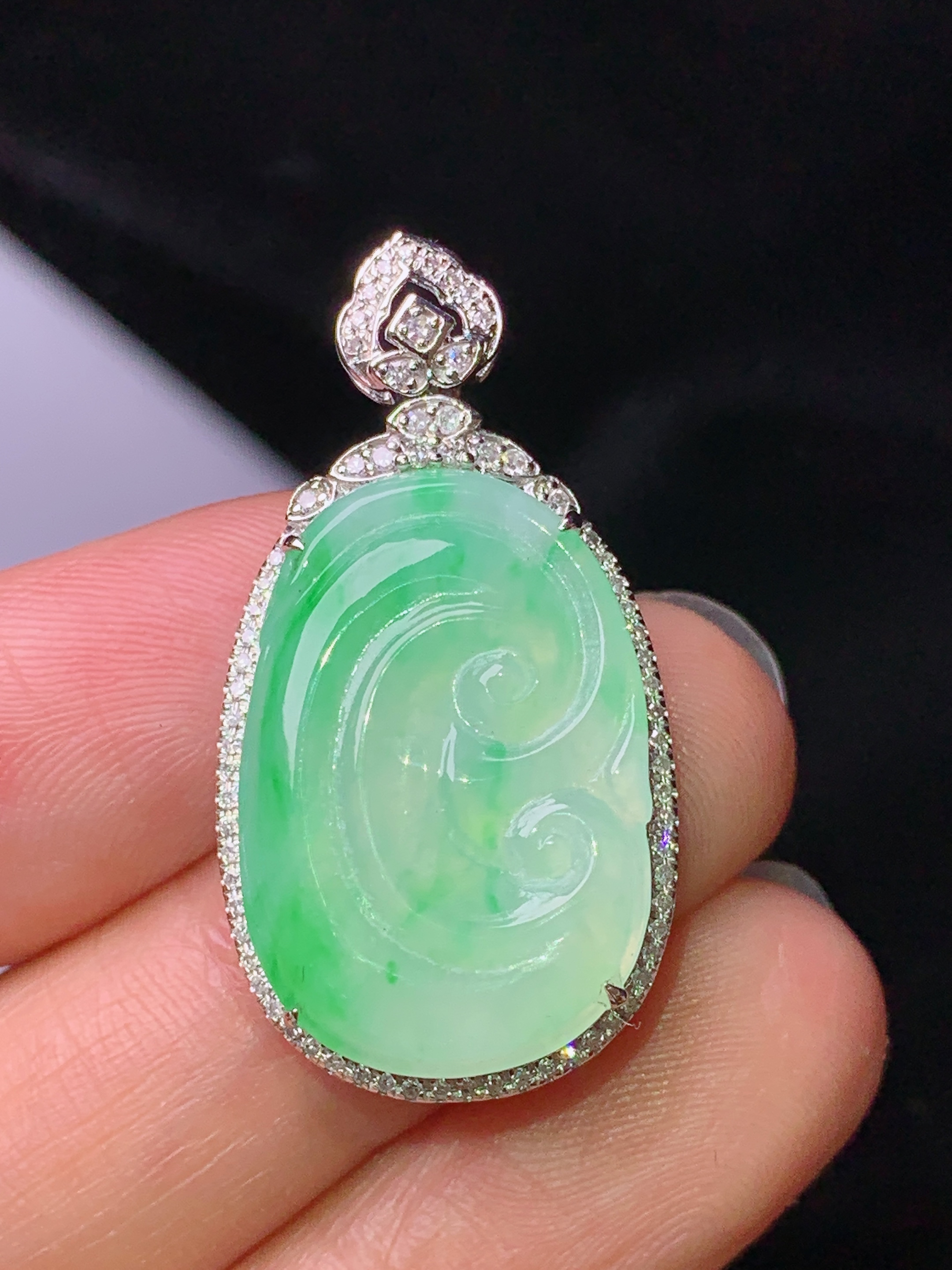 18k金钻镶嵌飘绿如意吊坠 玉质细腻 色泽艳丽清新 水润亮眼 整体尺寸32.6*17.3*6.8f3