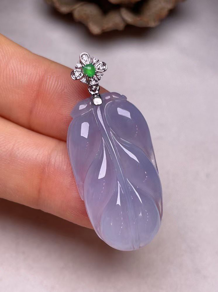 冰种淡紫叶子吊坠、真金真钻镶嵌，种水好，玉质细腻 .裸石尺寸 30.0*16.0