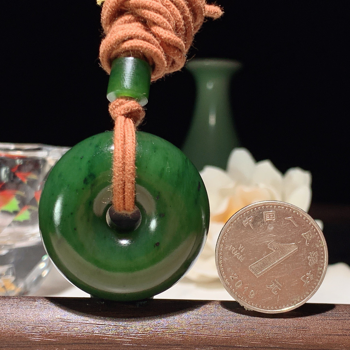 和田玉菠菜绿俄罗斯碧玉平安扣挂件。尺寸34/15重38.8克 玉质细腻油润。手推出油。品相大气 lt260321