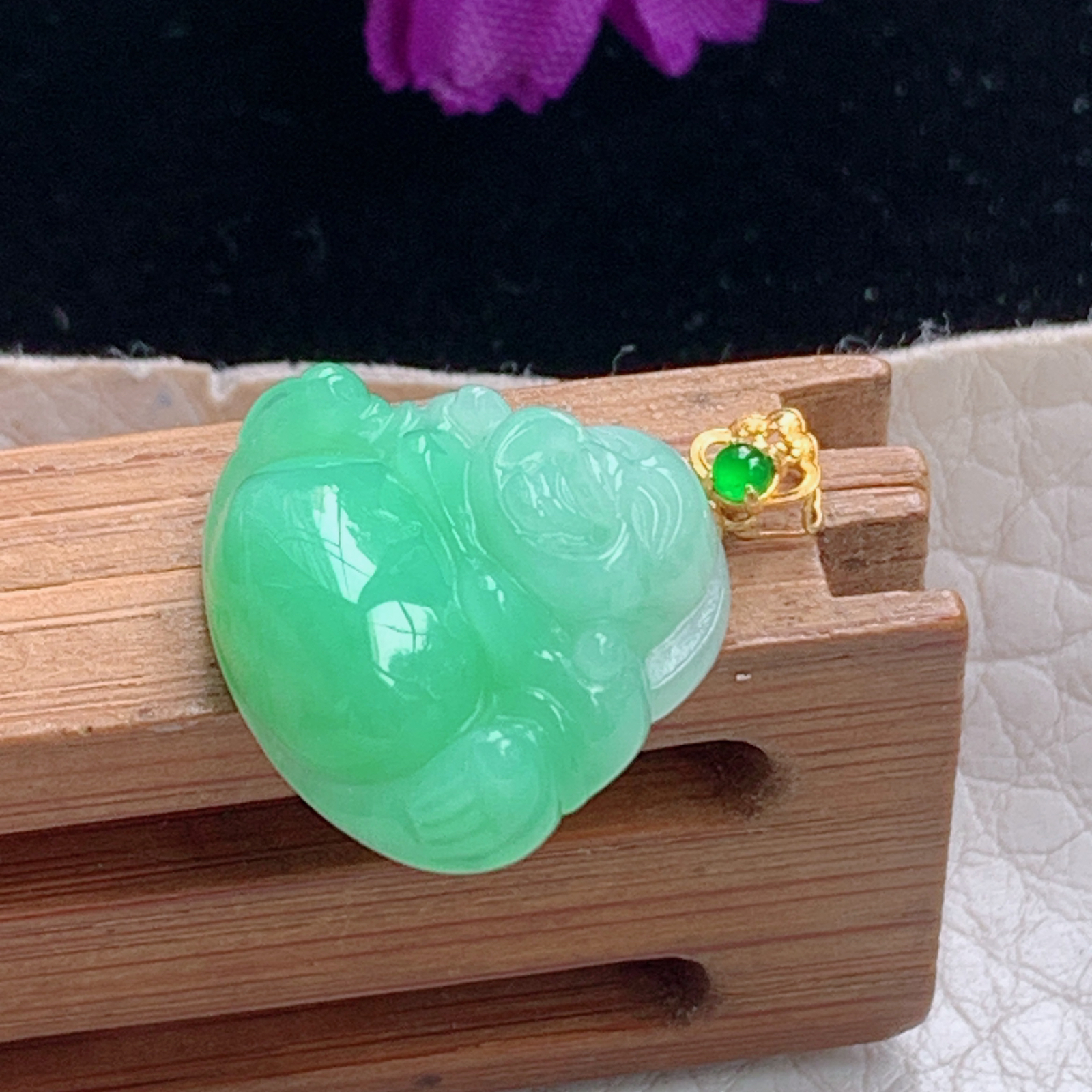 zz3实拍15.6*18.3*5.8缅甸翡翠满绿小佛公吊坠 精美豆绿弥勒佛镶金锁骨坠