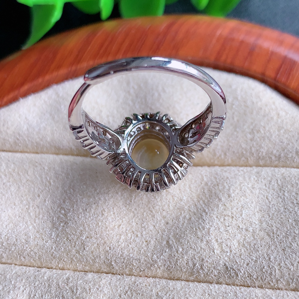 冰黄翡精美环形翡翠戒指  玉质细腻  冰清玉润  飘花灵动  颜色漂亮  W502.21   内径尺寸：17-13.5-7.5mm  裸石尺寸：9-7mm