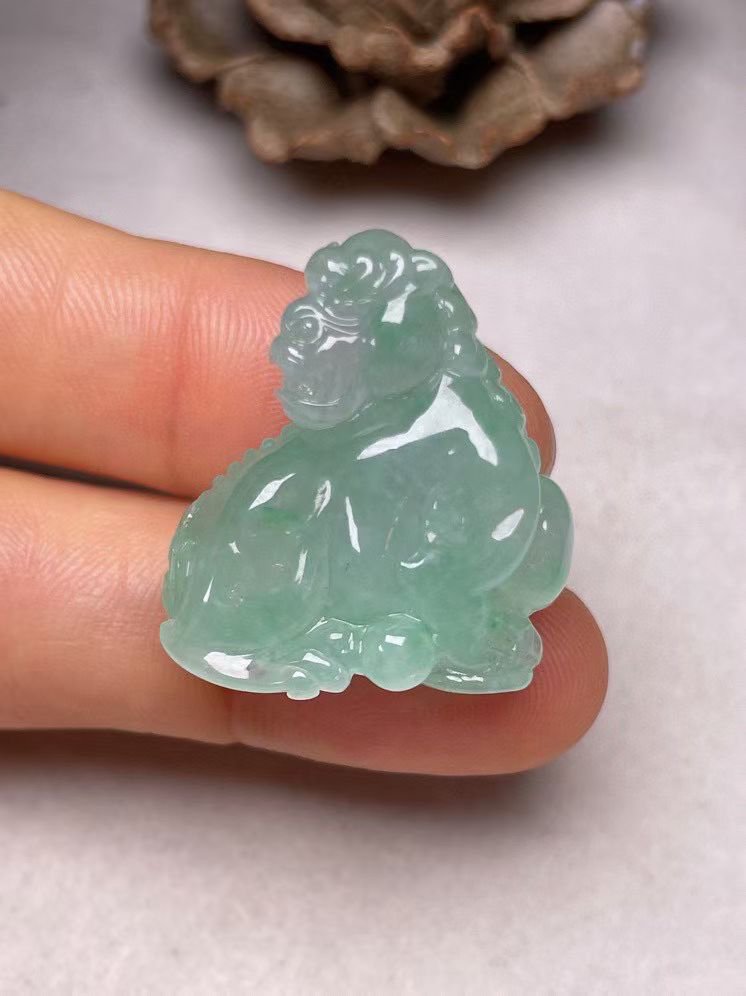 冰糯种飘绿【招财貔貅】吊坠，种水好‘玉质细腻 ，卖相好.