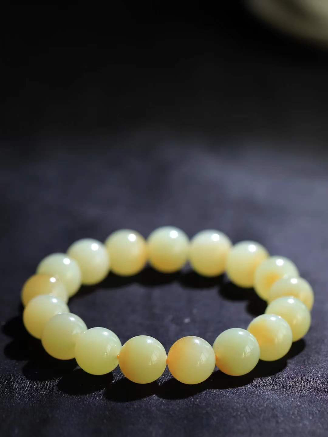 【珠圆玉润.手串】

精品️和田玉糖白玉珠圆玉润手串 玉质温润细腻  整串打磨圆润，佩戴舒适。珠珠落玉盘，间关莺语花底滑，一生美好时光，无论身在何处，都有它相伴相守。事事顺遂，幸福美满，吉祥如意。重45.6克 尺寸取一12mm FDT-16352213