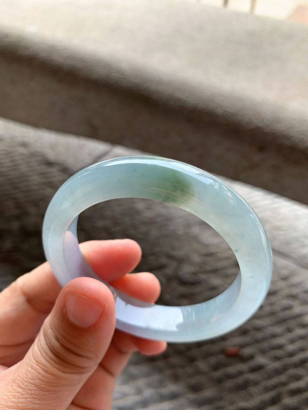 冰紫底飘花正圈手镯尺寸52.8*12*8.5 老坑种水，冰莹透亮，水润光泽，起光起胶，紫色柔和，一抹花色点缀，不张扬却有层次，上手低调显贵！