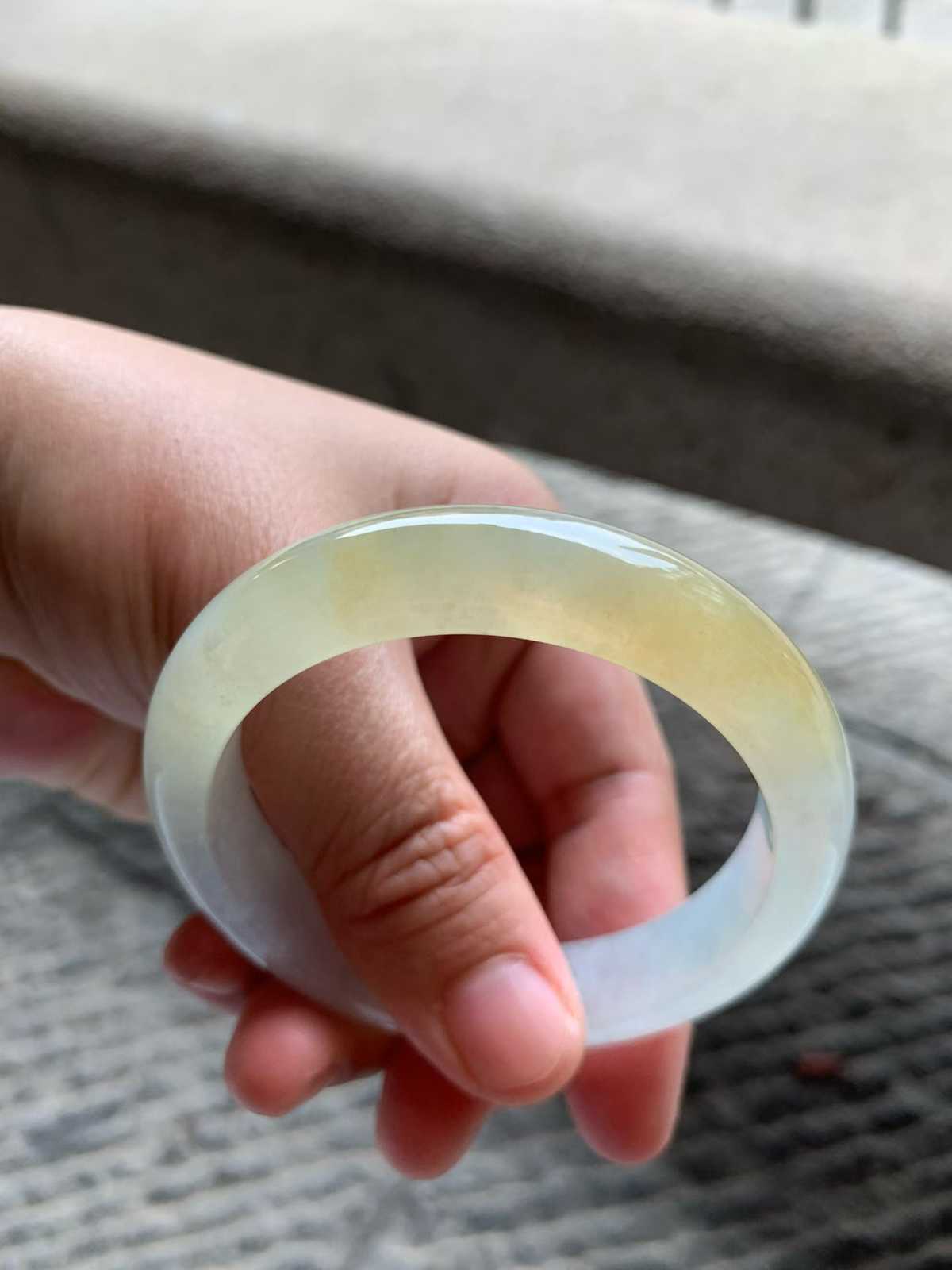 老坑蜜糖黄翡正圈手镯尺寸54*12.5*8 老坑种水，清透冰润，胶感十足，色泽温润柔和，上手贵气百搭！