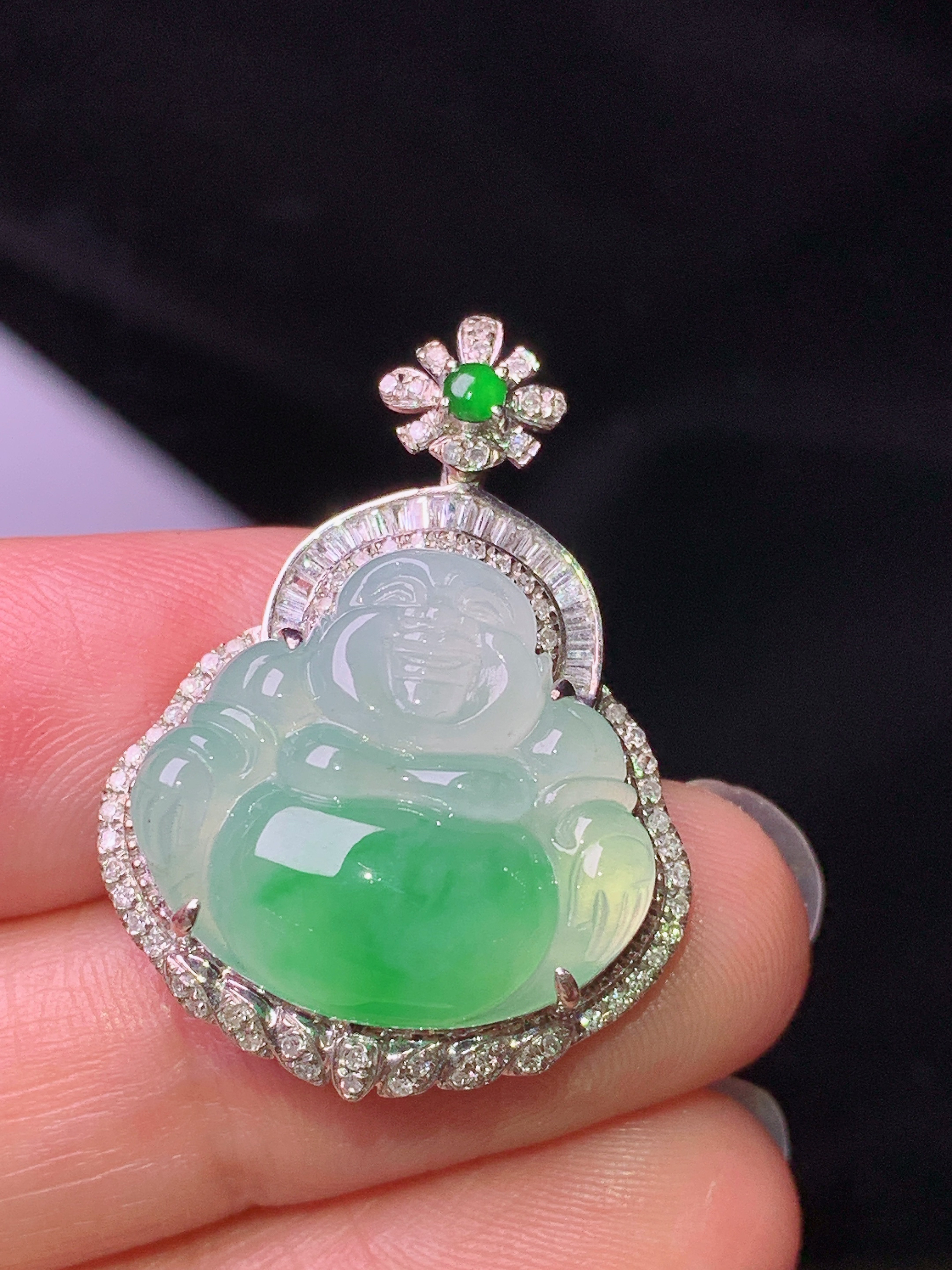 18k金钻镶嵌飘绿佛公吊坠 玉质细腻 色泽艳丽清新 水润亮眼 整体尺寸29.8*22.2*8.8f3