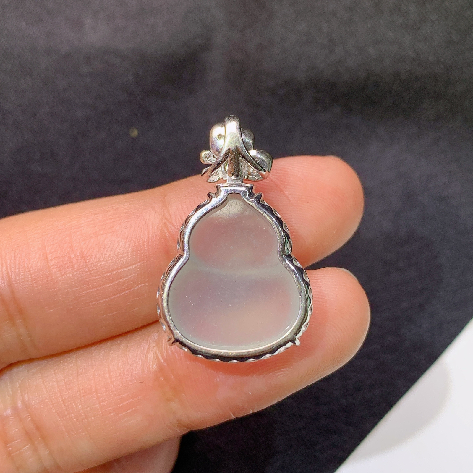 冰种葫芦吊坠，18k金镶嵌，冰润饱满，玉质细腻，种水足，Mng整体尺寸25.7*16.2*7.2