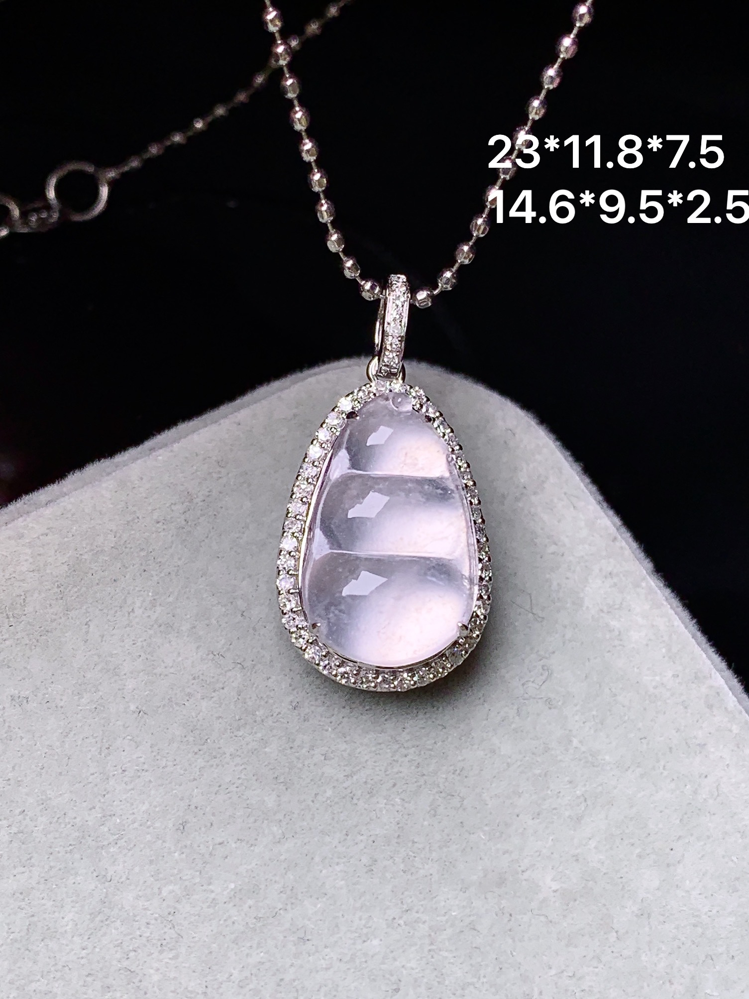 18k金钻镶嵌冰种四季豆吊坠 玉质细腻 色泽艳丽清新 水润亮眼 整体尺寸23*11.8*7.5f2