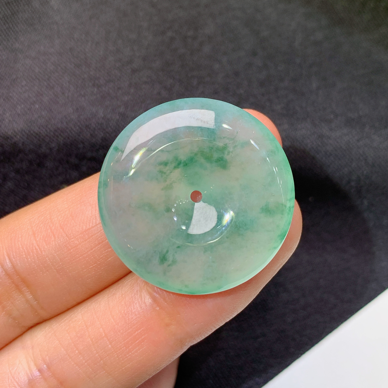 冰飘绿平安扣，冰冰润润，玉质细腻，种水足，X1尺寸26.1*5.6