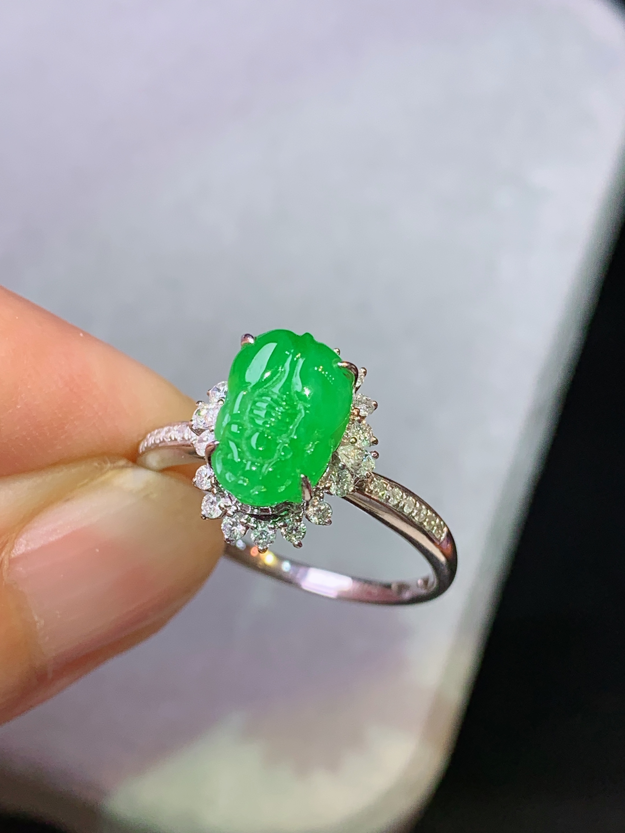 18k金钻镶嵌满绿貔貅戒指 玉质细腻 色泽艳丽清新 水润亮眼 圈口13.5 整体尺寸12.2*10*8.3z1