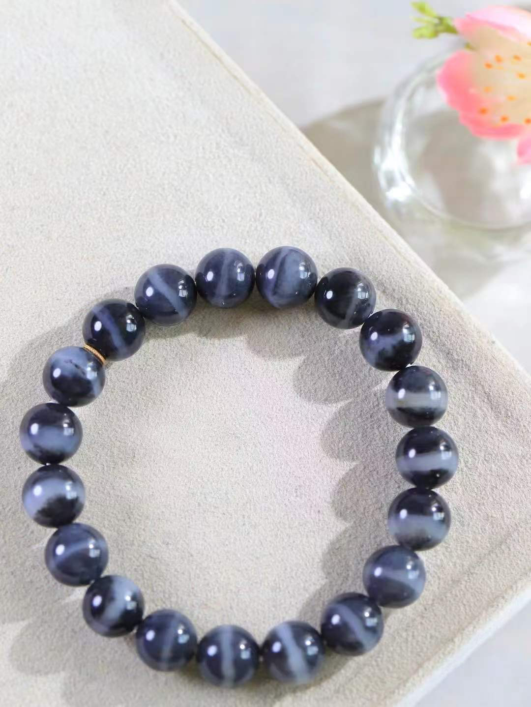 【籽.珠圆玉润.手串】

新疆和田青花籽料珠圆玉润手串 玉质温润细腻  整串打磨圆润，佩戴舒适。珠珠落玉盘，间关莺语花底滑，一生美好时光，无论身在何处，都有它相伴相守。事事顺遂，幸福美满，吉祥如意。重29.5克 尺寸取一10mm  FDA-45312233