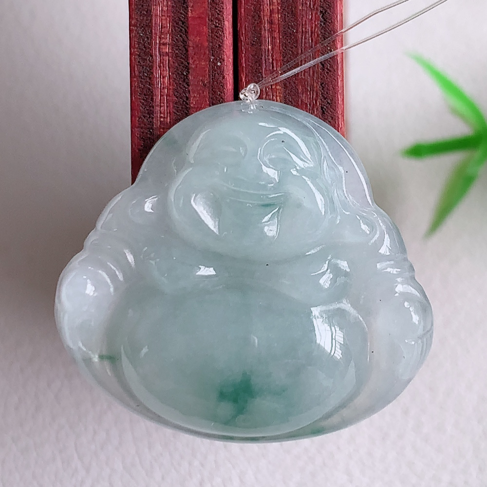 冰润飘花佛公挂件 玉质细腻  精雕弥勒佛，笑佛福耳垂肩，面相喜庆，开怀大笑，憨态可掬。惟妙惟肖，寓意福禄双全，吉祥美满，笑口常开 W49.21 尺寸：22.8-25-6mm