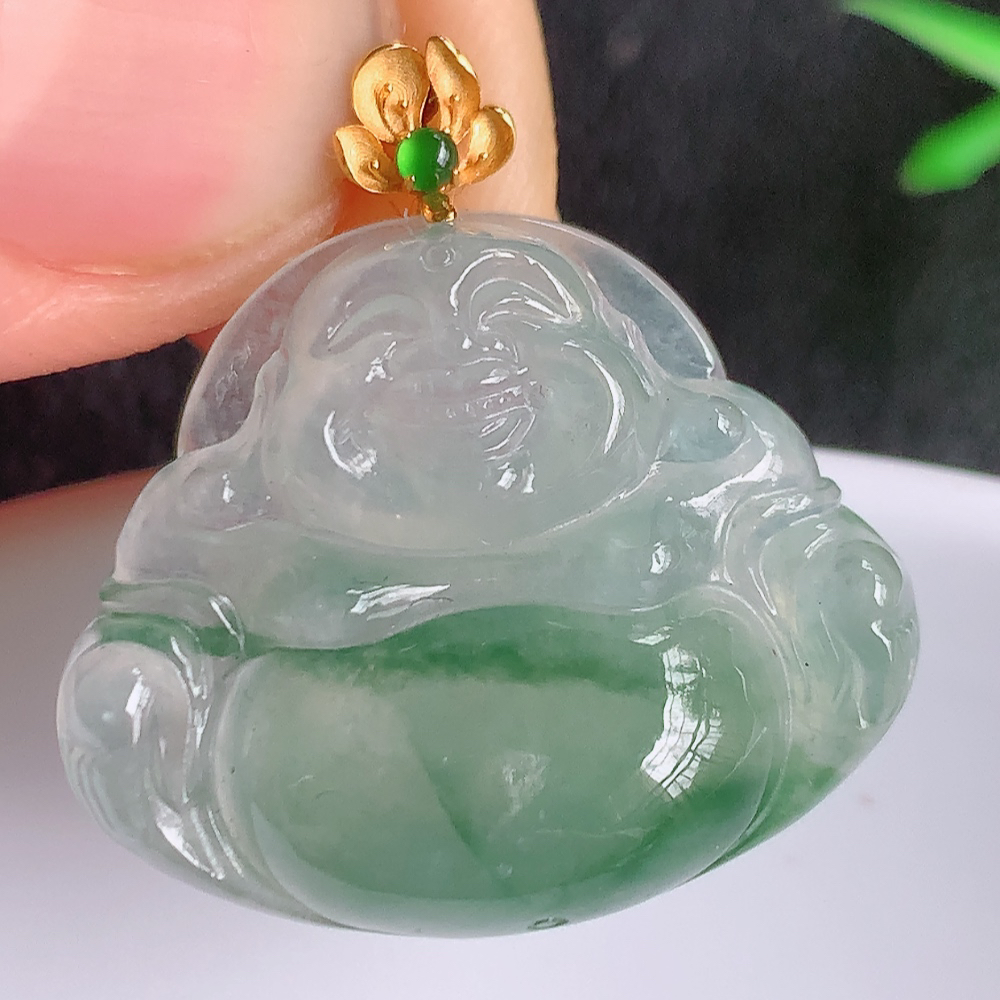 18k金扣冰润飘花佛公挂件 玉质细腻  精雕弥勒佛，笑佛福耳垂肩，面相喜庆，开怀大笑，憨态可掬。惟妙
