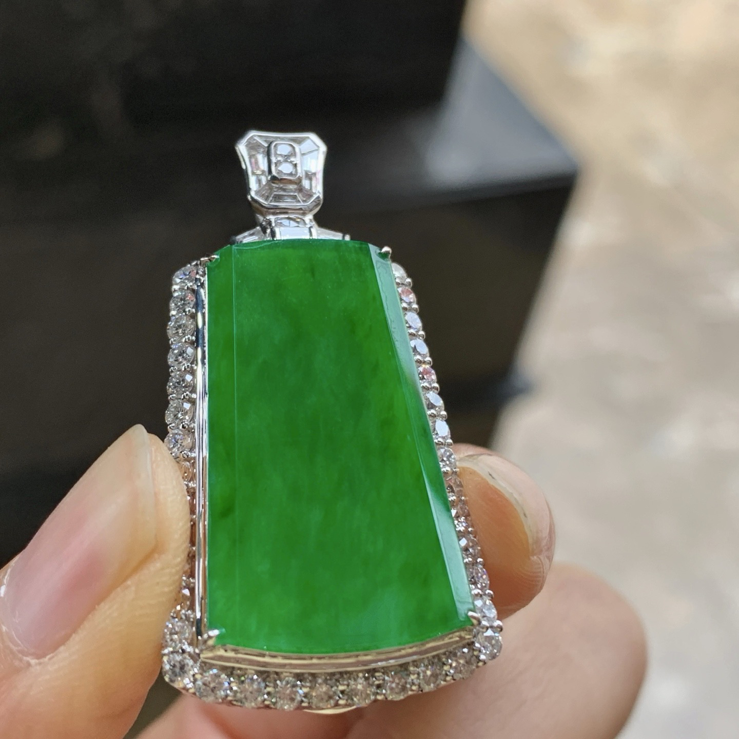 金钻镶嵌阳绿色无事牌^_^鲜艳 种色好