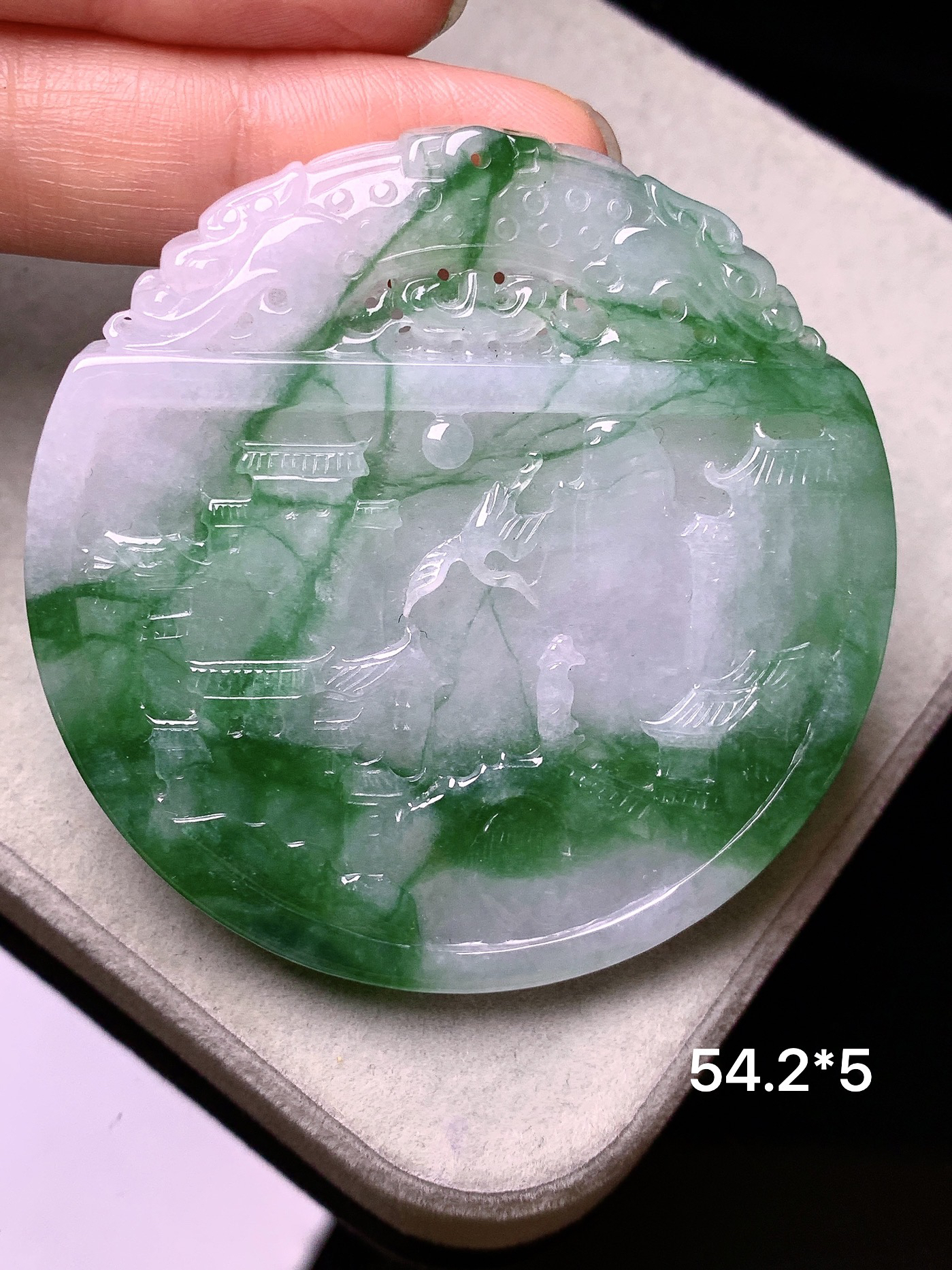 飘绿山水牌子吊坠 玉质细腻 色泽艳丽清新 水润亮眼 整体尺寸54.2*5c1