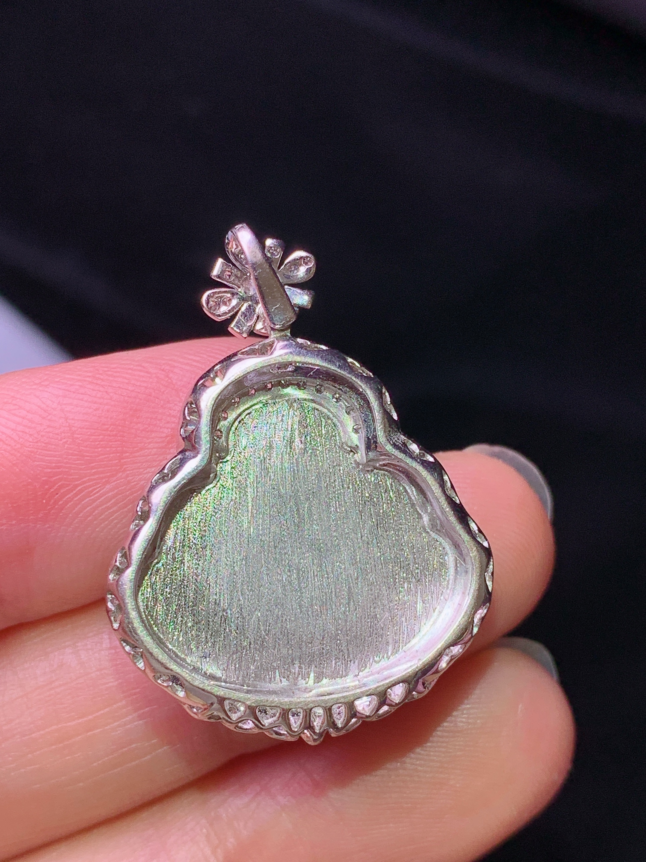 18k金钻镶嵌飘绿佛公吊坠 玉质细腻 色泽艳丽清新 水润亮眼 整体尺寸29.8*22.2*8.8f3