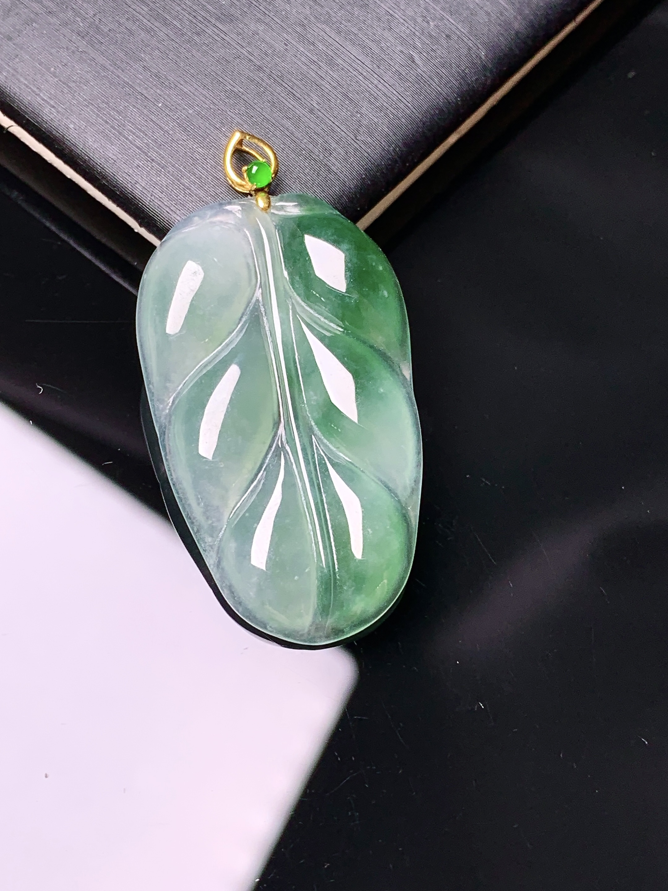 18k金冰种飘绿树叶镶嵌吊坠 玉质细腻 色泽艳丽清新 水润亮眼 整体尺寸36.7*19*3.5c1